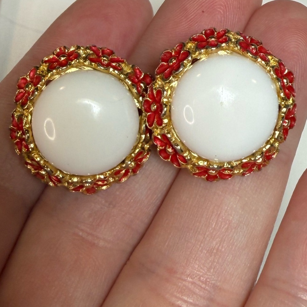 ✨ Vintage Crown Trifari Red Floral Daisy Halo Clip-On Earrings ✨